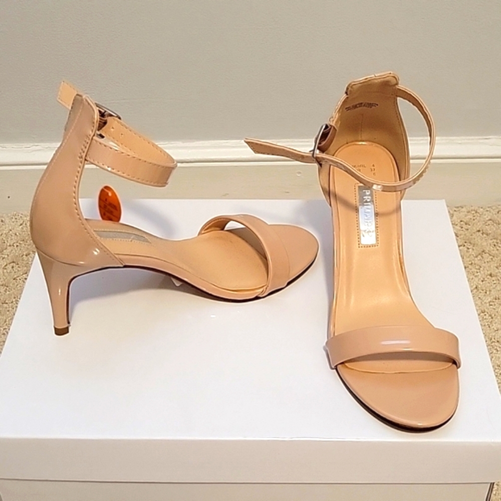 Nude open toe heel Size 6